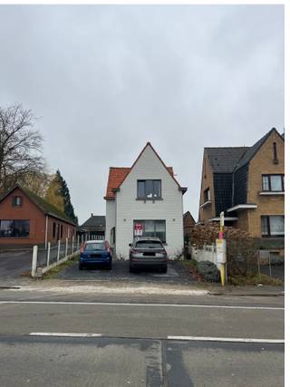 <strong>Anzegem: vrijstaande woning te huur met 3 slaapkamers en grote tuin.</strong><br /><br /><br />Deze vrijstaande woning is gelegen in Anzegem. Het huis beschikt over een ruime leefruimte met rechtstreekse toegang tot het terras en de tuin. Verder zijn er ook nog 3 slaapkamers.<br /><br /><u>Indeling:</u><br /><strong>Gelijkvloers:</strong> inkomhal, gastentoilet, woonkamer, eetkamer, open keuken, één slaapkamer, terras, grote tuin en een tuinhuis.<br /><strong>1e verdieping:</strong> 2 slaapkamers, badkamer met toilet, douche, wastafel en aansluitingen voor wasmachine en droogkast en een zolder.<br /><br /><u>Troeven:</u>
<ul><li>Grote tuin</li><li>Energiezuinig - EPC B</li><li>Oprit met plaats voor 2 auto's</li></ul>
<br /><br /><strong>Is dit je droomwoning? Neem dan snel contact op met Indra - 056/61.10.10.</strong>