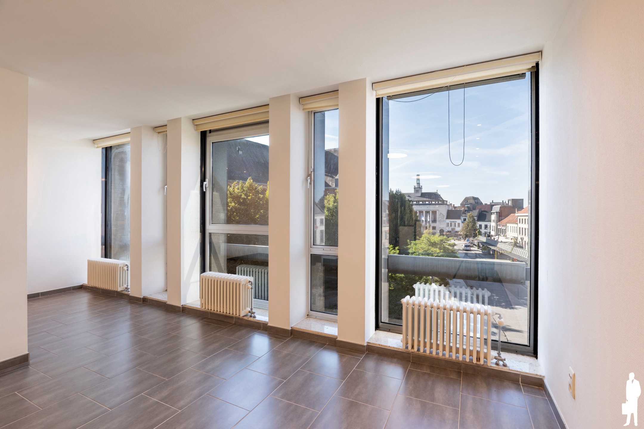Ruim appartement met 2 slaapkamers, parking en groot terras - foto 4