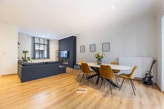 Ruime gezinswoning met zij-ingang gelegen in het centrum van Hoevenen. Winkels, scholen en openbaar vervoer op wandelafstand. Vlotte verbinding...