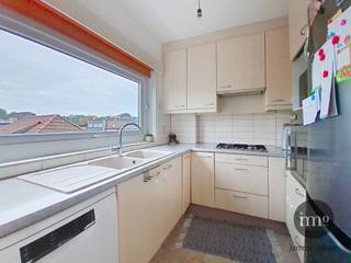 <p>Immo Store presenteert dit aangenaam appartement, rustig gelegen aan de achterzijde van een mede-eigendom aan de Ninoofsesteenweg in Anderlecht. Deze strategische ligging langs een belangrijke verbindingsas tussen centrum Brussel en de groene rand van Dilbeek zorgt voor een vlotte toegang tot de autosnelweg, tal van openbaarvervoersmogelijkheden en alle stedelijke voorzieningen die het leven comfortabel maken. Winkels, diensten, scholen en gezellige horeca creëren een dynamische en aangename leefomgeving. Het appartement zelf beschikt over een aangename woonruimte met aansluitend terras, een praktische aanpalende keuken, twee slaapkamers en een comfortabele badkamer. Een ideale woonomgeving voor wie centraal én rustig wil wonen, met alle voorzieningen in de buurt. Mis deze unieke IMMO STORE kans niet, en plan vandaag nog je bezoek! Bel ons op 02/203.03.03 of stuur een mail naar info@immo-store.be!</p>