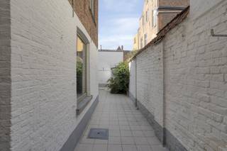 De woning heeft veel karakter en potentieel om getransformeerd te worden tot een moderne gezinswoning. Gelegen in de rustige Sint-Clarastraat, met...