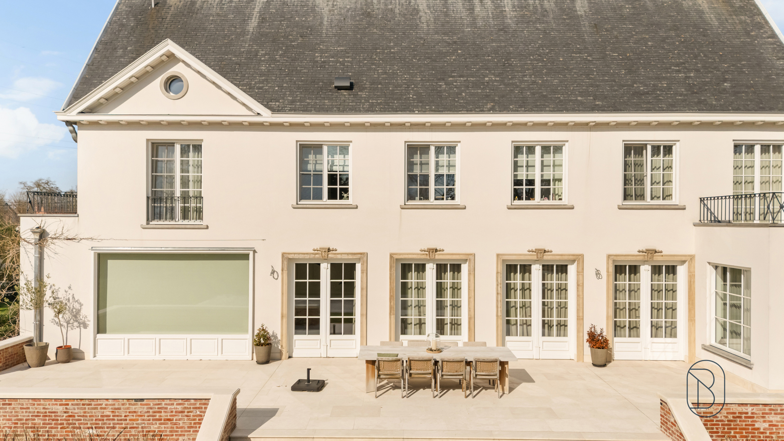 Prachtig afgewerkte franse villa met bijgebouw en zwembad - foto 3