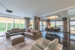 Exclusieve villa met binnenzwembad en high-end wooncomfort in een groene omgeving, op slechts enkele minuten van Maastricht. In de glooiende...