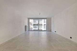 <p><span>Appartement 2 chambres de qualité et flambant neuf dans une petite résidence idéalement située à Blankenberge. </span></p><p><span>L'emplacement est vraiment parfait si vous souhaitez profiter de la mer, des restaurants et des magasins dans un rayon de 100 mètres. </span></p><p><span>Pièce à vivre orientée sud-ouest avec terrasse ensoleillée et vue latérale sur la mer. </span></p><p><span>La cuisine au style intemporel offre tout le confort moderne, des appareils électroménagers de qualité de la marque SMEG et de nombreux placards. </span></p><p><span>Un débarras pratique est attenant à la cuisine. </span></p><p><span>Le hall mène aux 2 chambres, à la salle de bains et aux toilettes séparées. </span></p><p><span>La chambre principale peut être aménagée avec un lit double confortable et une armoire. </span></p><p><span>La deuxième chambre est idéale comme bureau, chambre d'enfant ou dressing. </span></p><p><span>La salle de bains est équipée d'une douche à l'italienne, d'un lavabo avec meuble pratique et d'un sèche-serviettes.</span></p><p><span>Il y a des toilettes séparées. </span></p><p><span>Les interrupteurs modernes, les portes aux finitions élégantes, le carrelage facile d'entretien et le vidéophone sont des atouts appréciables.</span></p><p><span>L'appartement est chauffé au gaz avec une chaudière à condensation et bénéficie d'un certificat électrique vierge. </span></p><p><span>La résidence dispose d'un grand local à vélos et d'un local poubelles.  </span></p><p><span>Vous pouvez utiliser un débarras privé et profiter des 2 panneaux solaires attribués. </span></p><p><span>Vente sous le régime de la TVA.</span></p><p><span> </span></p>