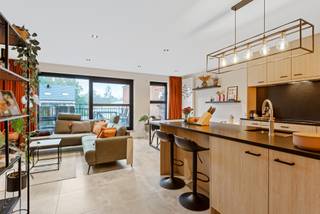 KIJKDAG VOLZET<br /><br />Hoogwaardig afgewerkt, uitmuntend onderhouden én bijna-energie-neutraalappartement (BEN: 20) van ca. 74m² + 16m² terras, 2 slaapkamers en enorm aangename look & feel. Gelegen op de eerste verdieping van een kleinschalig zeer recent appartementsgebouw (ingebruikname 2021). Ideaal appartement voor jonge koppels, alleenstaanden of investeerders. Handige garage en private berging inbegrepen!<br /><br />INDELING: Gemeenschappelijke inkomhal met trap - Inkomhal met vestiairegedeelte - Achteraan zeer ruime zonnige leefruimte op eiken keramische tegel met open geheel geïnstalleerde keuken met extra maatwerk + aanpalende berging - Toegang tot het zuidelijk georiënteerde terras van ca. 16m² met aangenaam zicht - Vooraan bevinden zich 2 slaapkamers van ca. 10,95m² en 7,95m² - Geheel ingerichte badkamer voorzien van alle modern comfort - Verder is er nog een apart toilet - Buiten is er een handige garage alsook extra private berging voorzien.<br /><br />BIJZONDERHEDEN: Gebouw van 2021 - Geen lift in het gebouw dus enorm lage provisie €25/maand - Nutsvoorzieningen op private meter - 1 jarig huurcontract type stilzwijgend verlengbaar - 3 Maanden huurwaarborg Korfine. - Vele leuke extra's waaronder; spots, private zonnepanelen, screen, parket, maatwerk, zonneluifel enz... - Epeil 20 - EP15559 - Pscore Gscore: A - Oppervlaktematen zijn volgens EPB.