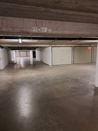 Garagebox 32 op wandelafstand van de Zeedijk in een ondergronds garagecomplex.AFMETINGEN GARAGE:5m28 Diep, 2m75 breed en 2m50 hoogHoogte Inrit...