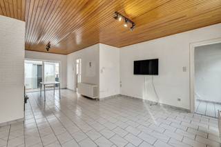 <p>Te Liedekerke bevindt zich deze woning op een perceel van 3are 33ca. Het centrum met zijn scholen, winkels, horeca bevindt zich op wandelafstand. Eveneens het treinstation van Liedekerke bevindt zich in de nabijheid. De oprit E-40 bereikt men op 5 min. rijden. Deze <strong>te renoveren</strong> woning biedt, mits renovatie, <strong>veel mogelijkheden</strong>. De indeling op het gelijkvloers is als volgt: een inkom, een toilet, een living bestaande uit een eetplaats en salon, een keuken, <strong>een veranda</strong> en een berg/wasplaats. Het verdiep bestaat uit een nachthal, <strong>twee slaapkamers</strong> en een badkamer (bad, lavabo en toilet). Met <strong>een vaste trap</strong> begeeft men zich naar <strong>de zolder </strong>waarop nog extra kamers kunnen gecreëerd worden. Verder beschikt deze woning over <strong>voldoende parkeermogelijkheden</strong>, <strong>een terras en een gezellige tuin</strong> met een prachtig zicht op de achterliggende weilanden. Centrale ligging - Parkeergmogelijkheden - Prachtige tuin</p>