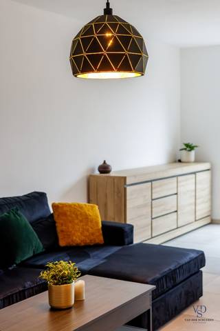 Ontdek deze prachtige recente - energiezuinige woning (EPC 28 kWh/(m²jaar)) die comfort, een moderne stijl en functionaliteit perfect combineert. Bij het binnenkomen word je verwelkomd in een ruime inkomhal met gastentoilet, die meteen de toon zet voor de rest van de woning.<br /><br />De lichtrijke leefruimte met open keuken biedt een aangename, open sfeer en een prachtig zicht op de tuin – ideaal om gezellig te tafelen of te ontspannen met familie en vrienden.<br /><br />Op de bovenverdieping vind je drie volwaardige slaapkamers, een moderne badkamer met bad, douche en dubbele lavabo, én een apart toilet. Daarnaast is er ook een technische berging voorzien.<br /><br />De tuin is perfect van grootte: aangenaam vertoeven, maar toch beperkt in onderhoud – een echte troef voor wie houdt van genieten zonder zorgen!<br /><br />Verder beschikt de woning over een inpandige garage met aansluitingen voor wasmachine en droogkast, en is er extra parkeerruimte op de oprit.<br /><br />Bijkomend aanwezig: <br />- zonnepanelen (11st.) <br />- slimme zonnewering: zonnescreens (beneden) en rolluiken (boven, achteraan)<br /><br />Op de aankoop van deze woning betaalt u registratierechten, en géén btw.<br />Dit maakt van deze quasi nieuwbouwwoning een bijzonder interessante opportuniteit.<br /> <br />Kortom: een instapklare woning met oog voor comfort en gemak – een ideale thuis voor gezinnen of koppels, en een interessante kans voor wie op zoek is naar een slimme investering.