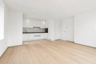 Lichtrijk en instapklaar hoekappartement in volledig vernieuwde residentie<br /><br />Op zoek naar een appartement waar je meteen kunt intrekken? Dan is dit prachtige hoekappartement op de eerste verdieping zeker een bezoek waard. Dankzij de gunstige hoekligging en het 2e verdiep geniet je hier van een overvloed aan natuurlijk licht, wat zorgt voor een aangename en open woonbeleving.<br /><br />De leefruimte sluit naadloos aan op de volledig vernieuwde open keuken, die uitgerust is met alle hedendaagse comfort. Aansluitend vind je een gezellig terras én een extra balkon, ideaal om op elk moment van de dag van de buitenlucht te genieten.<br /><br />Het appartement beschikt over twee volwaardige slaapkamers en een moderne badkamer met ruime inloopdouche en extra plaats voor een wasmachine en droogkast.<br /><br />Extra troeven zijn de gemeenschappelijke fietsenberging, de conforme elektrische installatie (blanco keuring) en het gunstige EPC-label B, wat bijdraagt aan een energiezuinig wooncomfort.<br />Bovendien is er de mogelijkheid om een garagebox met sectionale poort aan te kopen voor € 35.000.<br /><br />Kortom, een instapklaar en energiezuinig appartement met veel lichtinval, moderne afwerking en alle comfort op een uitstekende locatie. Een ideale woning voor zowel eigen bewoning als investering.