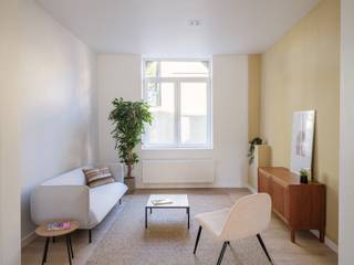 Pas gerenoveerde stadswoning nabij de Wondelgemse Meersen<br /><br />EPC: A<br />Mobiscore: 8,6/10<br /><br />Op een gunstige locatie, vlak bij de Wondelgemse Meersen en op een boogscheut van Gent-centrum, bevindt zich deze stijlvol gerenoveerde burgerwoning. Dankzij de centrale ligging geniet je hier van optimaal wooncomfort: winkels, apotheek, scholen en openbaar vervoer liggen op wandelafstand, terwijl de belangrijkste invalswegen en op- en afritten vlot bereikbaar zijn.<br /><br />De woning werd in 2025 volledig gerenoveerd en combineert een doordachte indeling met een duurzame en hoogwaardige afwerking — ideaal voor wie comfortabel en centraal wil wonen.<br /><br />Bij het binnenkomen verwelkomt de inkomhal je met een apart gastentoilet en een charmante trappenhal met houten accenten. Aansluitend vind je de lichte en ruime dubbele leefruimte, die naadloos overgaat in de volledig uitgeruste keuken met kwalitatieve Siemens-toestellen (vaatwasser, inductiekookplaat, dampkap en heteluchtoven). Via een schuifdeur of aparte deur krijg je toegang tot de aangename stadstuin met terras — perfect om te ontspannen.<br /><br />Op het tussenverdiep bevinden zich een badkamer met dubbele lavabo en tweede toilet, een douchekamer met inloopdouche en dubbele lavabo, en een aparte wasplaats.<br />De eerste verdieping omvat twee ruime slaapkamers, terwijl de tweede verdieping nog eens twee grote slaapkamers biedt.<br />Een ideale woning voor een groot gezin of co-housers die op zoek zijn naar ruimte en comfort in de stad.<br /><br />Kortom: een instapklare woning met uitstekende ligging, kwalitatieve afwerking en veel potentieel.<br /><br />Huurprijs: € 1.500 / maand<br /><br />Interesse? Plan snel je bezoek in bij Hélène via 0479 57 47 30 of mail naar helene@vicusvastgoed.be