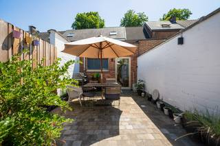 Deze instapklare woning, ideaal als starterswoning, is centraal gelegen nabij de vesten in Lier. U bevindt zich op wandelafstand van winkels en openbaar vervoer, perfect voor wie houdt van een bruisende omgeving met alle voorzieningen binnen handbereik.<br /><br />De inkomhal leidt naar de gezellige leefruimte met zithoek, gevolgd door een moderne keuken die is uitgerust met de nodige toestellen. Aansluitend is er een praktische berging met aansluitingen voor was- en droogmachine. Verder is er een apart toilet met handenwasser aanwezig.<br /><br />Op het gelijkvloers bevindt zich tevens de badkamer met een badkamermeubel en een inloopdouche.<br /><br />Op de eerste verdieping vindt u twee ruime slaapkamers (13,5 m² en 11 m²) en op de tweede verdieping nog een derde slaapkamer van 15,5 m².<br /><br />Daarnaast beschikt de woning over een handige kelder.<br /><br />Ten slotte is er een aangename buitenruimte aanwezig waar het heerlijk vertoeven is.<br /><br />De woning is momenteel verhuurd, waardoor ze ook interessant is voor investeerders die op zoek zijn naar een instapklare opbrengsteigendom.<br /><br />Troeven van deze woning:<br />+ Centrale ligging in Lier<br />+ Ideaal als starterswoning<br />+ Recent gerenoveerd<br />+ 3 slaapkamers<br />+ Aangename buitenruimte<br /><br />Heeft u interesse in deze instapklare woning en wenst u graag een bezoek ter plaatse? Aarzel niet om ons te contacteren op het nummer 03 337 50 70 of via info@vbvastgoed.be.