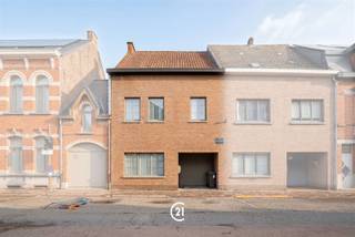 <p>On an excellent location in the Godveerdegemstraat, within walking distance of the center of Zottegem, you will find this spacious family home.<br />Thanks to its central location, you enjoy easy access to schools, stores, the hospital and a pharmacy within short walking distance.</p><p>Upon entering the house you enter a spacious entrance hall, which provides access to the garage and practical basement.<br />Followed by the bright living room with dining room, where large windows provide a pleasant light and view of the garden.<br />Next is the kitchen, from which you have direct access to the attractive veranda.<br />On the ground floor you will also find the bathroom with bathtub.</p><p>The second floor includes no less than four full bedrooms and a separate toilet.<br />In addition, the house has an accessible attic, which provides additional storage space.</p><p>Outside you will enjoy an extensive garden, an absolute exceptional asset in this central location near the city center.</p><p>Interested? Contact us to schedule a visit and discover for yourself the assets of this home.</p>