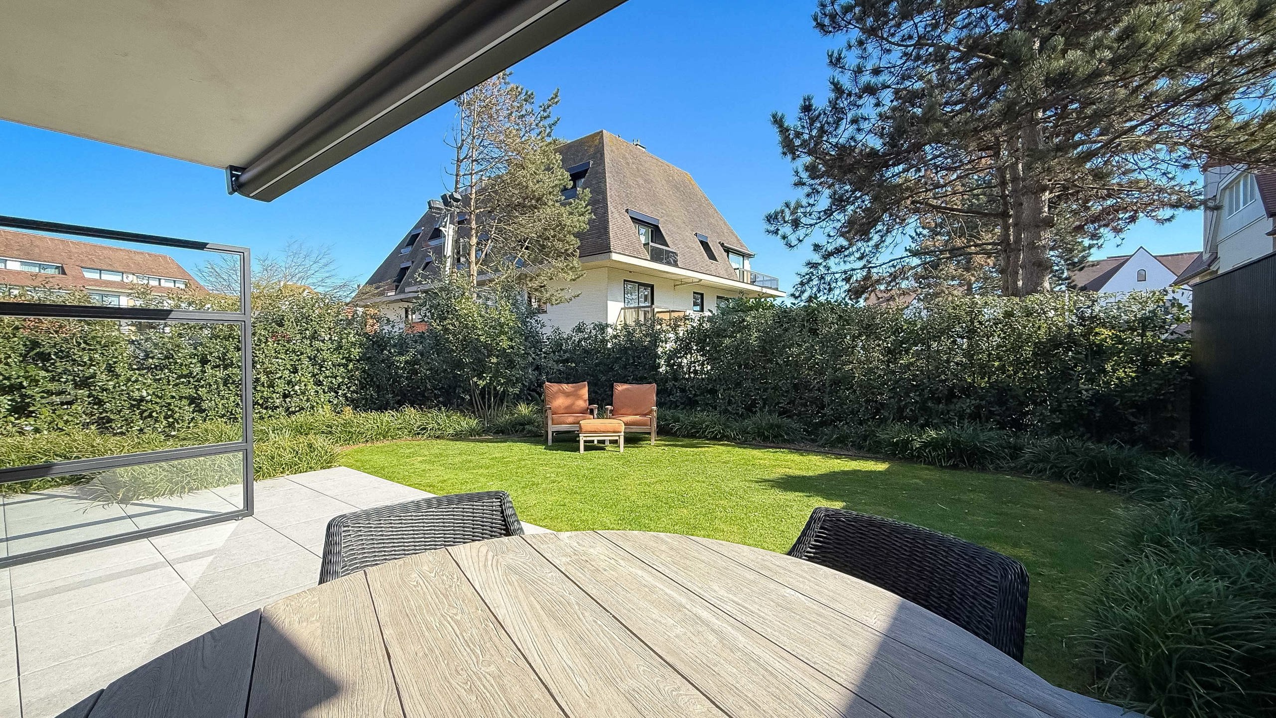 Uniek HOEKAPPARTEMENT met zonnige tuin in villaresidentie! - foto 2