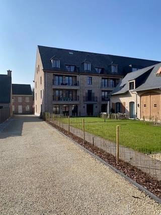 In het centrum van Elversele hebben we dit exclusief en luxueus recent BEN appartement op de 2e verdieping te huur. Ideale ligging, rustig maar...