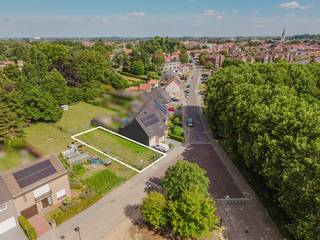 Interessant braakliggend perceel bouwgrond, rustig gelegen op ongeveer 1 kilometer van het centrum van Wervik.<br /><br />Het perceel heeft een oppervlakte van 270m² en afmetingen van 9 meter breed en 29,5 meter diep en is geschikt voor een halfopen bebouwing.<br /><br />Dankzij de rustige ligging en de nabijheid van het Sportcentrum De Pionier geniet u van een aangename woonomgeving met tal van recreatiemogelijkheden. Bovendien bevinden winkels, scholen en openbaar vervoer zich op korte afstand.<br /><br />Een interessante opportuniteit voor wie op zoek is naar een compact bouwperceel op een gunstige locatie.<br /><br />Waarom net dit aanbod overwegen?<br /><br />✔ interessante ligging<br />✔ half open bebouwing<br />✔ geen bouwverplichting<br />✔ bouw naar eigen smaak<br />✔ nabij centrum<br />✔ rustige buurt<br /><br />Interesse, bel 0486 05 88 88<br />Attesten & documenten: www.nestr.be