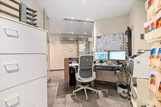 <p>Instapklaar kantoor op een commerciële zichtlocatie in Deurne-Zuid.</p>
<p>Dit ruime kantoor van maar liefst 228 m² bevindt zich op de zichtbare hoek van de Muggenberglei en Boekenberglei in Deurne-Zuid. Dankzij de strategische ligging in een levendige woonkern en nabij belangrijke invalswegen geniet deze eigendom van een uitstekende bereikbaarheid en maximale visibiliteit. De inrichting als dokterspraktijk maakt het pand onmiddellijk bruikbaar voor medische of vrije beroepen, maar biedt ook mogelijkheden voor andere professionele activiteiten. Bovendien ligt het kantoor vlak bij openbaar vervoer, parken en diverse voorzieningen. Een ideale opportuniteit voor wie op zoek is naar een functioneel en professioneel kantoor in Antwerpen.</p>
<p> </p>
<p>Belangrijkste ruimtes:<br />• Ruime onthaal- en wachtruimte met veel natuurlijke lichtinval<br />• Verschillende praktijk- of kantoorruimtes met flexibele indelingsmogelijkheden (huidige inrichting als dokterspraktijk)<br />• Functionele keuken of personeelsruimte<br />• Sanitair aanwezig<br />• Praktische bergruimtes en archiefruimte</p>
<p>Troeven:<br />• Commerciële zichtlocatie op de hoek van de Muggenberglei en Boekenberglei<br />• Grote bruikbare oppervlakte van 228 m²<br />• Kant-en-klare inrichting als dokterspraktijk</p>
<p> </p>
<p>Neem vandaag nog contact op met je ERA-makelaar voor meer informatie of een bezoek.</p>
<p>JOUW DROOMKANTOOR. ZO GEVONDEN!</p>