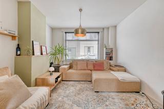 Laat u verrassen door deze leuke woning met 4 SLAAPKAMERS en zonnige TUIN op een TOPLOCATIE in hartje St-Andries. Tot. grondopp.: 220m<sup>2</sup>. Deze goed onderhouden woning is praktisch ingedeeld als volgt: glvl.: ruime inkomhal, ZONOVERGOTEN leefruimte (uitgevend op de tuin), ingerichte keuken met toegang tot het terras, badkamer (ligbad/douche, lavabo) en afzonderlijk toilet. 1°V: 2 zeer ruime slaapkamers. 2°V: 2 ruime slaapkamers. Bergzolder. Hier kom je verder helemaal tot rust in de zonnige tuin met 2 aangelegde terrassen en tuinberging. Extra's: dubbele beglazing, CV op aardgas, GOEDGEKEURDE ELEKTRICITEIT, deels rolluiken, mooi WOONVOLUME, fantastische ligging. Plan snel uw bezoek in voor deze TOPPER!