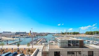 Uitzonderlijk groot appartement van 132 m² met maar liefst 3 slaapkamers, 2 badkamers en een ongelooflijk mooi uitzicht over de jachthaven van Zeebrugge. Een prachtig appartement dat uitblinkt op gebied van ruimte en comfort. Aan de voorzijde geniet u van een breed zonneterras dat uitkijkt op de zeilboten van Zeebrugge. Een absolute toplocatie met een fenomenaal uitzicht.<br /><br />Het appartement heeft 10 meter façade met ramen over de volledige breedte. De oriëntatie is perfect. Zowel het terras als de leefruimte zijn volledig zuidwest georiënteerd waardoor u vanaf de middag volop kunt genieten van de zon. Achteraan het appartement is er nog een knus terras waar u kunt genieten van de ochtendzon. <br /><br />Het gebouw dateert van 2022 en is volledig conform met de hedendaagse normen.<br />Zo profiteert u van een energielabel A en een volledig conforme elektriciteitskeuring. <br /><br />Indeling: Inkomhal met ingebouwde vestiaire, imposante woonkamer die naadloos aansluit op het zonneterras, een moderne en volledig uitgeruste leefkeuken, 2 grote bergingen, 2 aparte toiletten, 2 badkamers en 3 slaapkamers. Terras vooraan en achteraan.<br />Mogelijkheid tot het aankopen van een DUBBELE GARAGE in het gebouw, en dit vlakbij de lift.<br /><br />Een uniek aanbod op gebied van ruimte, kwaliteit en energiezuinigheid.<br />Verkoop onder registratierechten.<br /><br />Meer informatie of een vrijblijvend bezoek?<br />Contacteer Sacha Vanrafelghem op GSM 0487/43.79.10.