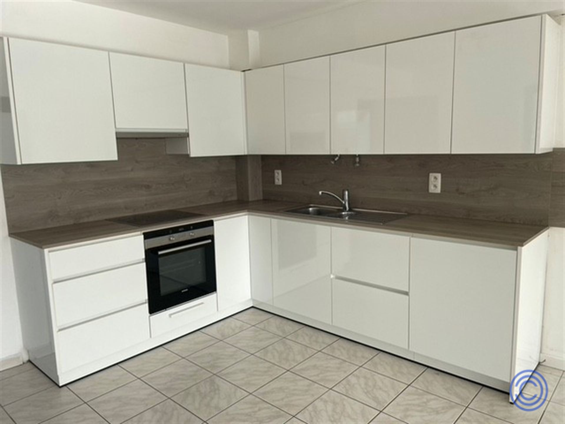 Verhuurd handelspand met triplex appartement op centrale ligging! - foto 4