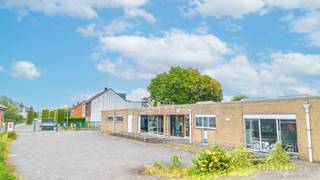 Topgelegen handelspand met groot magazijn en privatieve parking in hartje Oud-TurnhoutOntdek dit recent, kwalitatief afgewerkt handelspand met tal...