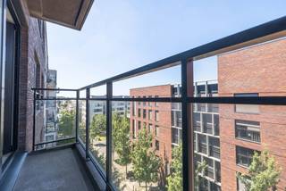 EVERE, NAVO-wijk, appartement van ± 66 m² met een terras van ± 4 m², gelegen op de 5e verdieping. In goede algemene staat, bestaande uit een inkomhal met gepantserde deur, woonkamer, volledig uitgeruste open keuken, 1 slaapkamer, badkamer, toilet en kelder (C-2/67). Overdekte parkeerplaats “P-2/67” (+ 30.000 €) VERPLICHT. Dubbele beglazing, individuele gasverwarmingsketel. Lasten: 120 €/maand (gemeenschappelijke kosten, beheerder, verzekering). Momenteel verhuurd voor 1.000 €/maand – Huurcontract van 9 jaar vanaf 1/05/2022. EPC: A-. Afmetingen ter indicatie
