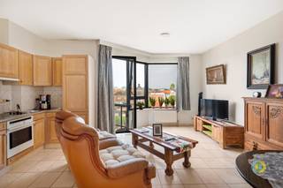 <p><span>Deze centraal gelegen serviceflat op de derde verdieping biedt een unieke opportuniteit in het hart van Vilvoorde  zowel voor investeerders als voor wie op zoek is naar een comfortabele woonoplossing. Met een aantrekkelijk rendement dankzij een maandelijkse huurprijs van 1.043 euro en een uiterst betrouwbare huurder het woonzorgcentrum zelf bent u verzekerd van een zorgeloze en stabiele investering. Het woonzorgcentrum huurt de flat reeds jarenlang en staat in voor zowel de punctuele huurbetalingen als het onderhoud, wat zorgt voor maximale gemoedsrust. Bent u eerder op zoek naar een eigen plek om te wonen? Ook dan is deze flat bijzonder interessant. Dankzij de goede ligging en het comfort biedt ze een veilige en aangename woonomgeving.</span></p><p><span>De indeling is praktisch en doordacht. Bij het binnenkomen via de inkomhal, voorzien van ingebouwde kasten, komt u terecht in een ruime en lichte leefruimte met open keuken. Deze gezellige ruimte geeft uit op een zonnig terras met een aangenaam uitzicht  ideaal om even te ontspannen.De nachthal leidt naar een comfortabele badkamer en een apart toilet, beide volledig uitgerust. De ruime slaapkamer biedt toegang tot een tweede terras, perfect voor een rustig moment in openlucht.</span></p><p><span>Kortom, deze serviceflat combineert een sterke investering met een functionele en comfortabele woonoplossing. Dankzij de uitstekende ligging en de zorgeloze verhuurformule is dit een kans die u niet mag missen.<br /><br /><br /></span></p><p><span> </span></p>