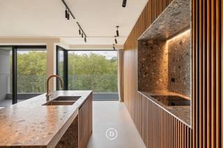 Uitzonderlijk 2-slaapkamer appartement, gelegen op de vierde verdieping van de recente residentie Chien Vert, op de prestigieuze Tervurenlaan in Sint-Pieters-Woluwe.<br /><br />Het appartement verwelkomt u met een elegante inkomhal die toegang geeft tot een ruime, lichtrijke living met een prachtig uitzicht op het park. De volledig uitgeruste open keuken is voorzien van hoogwaardige toestellen (toestellen Miele) en sluit naadloos aan bij de eet- en leefruimte. Een aparte bureauhoek maakt thuiswerken comfortabel. Verder beschikt het appartement over een praktische berging/wasplaats en een gastentoilet.<br /><br />De nachthal leidt naar twee slaapkamers, elk met een eigen badkamer. De master bedroom is uitgerust met een grote kastenwand en een ensuite badkamer met een grote inloopdouche, dubbele lavabo en toilet. De tweede slaapkamer heeft evenzeer een ensuite douchekamer.<br /><br />De afwerking is van uitzonderlijk niveau met natuursteen en op maat gemaakt schrijnwerk, wat zorgt voor een luxueuze en tijdloze uitstraling.<br /><br />Dankzij de ligging geniet u niet alleen van een prachtig uitzicht op het Woluwepark, maar ook van de nabijheid van winkels, restaurants en sportclubs.<br /><br />Een uniek appartement voor wie op zoek is naar comfort, luxe en een toplocatie.<br /><br />Mogelijkheid tot aankoop van 1 of 2 staanplaatsen in de residentie (45.000 €/plaats).