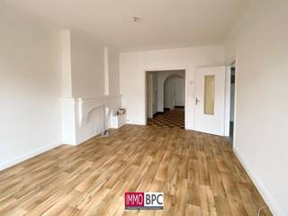 Ontdek dit lichte appartement, volledig gerenoveerd, gelegen in Molenbeek nabij het Karreveld, ideaal voor jonge koppels of kleine gezinnen.Met een...