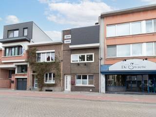 Deze gezellige gezinswoning biedt een combinatie van comfort, licht en een huiselijke sfeer, ideaal voor wie graag centraal woont in Wilrijk...