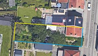 Deze halfopen bebouwing biedt tal van mogelijkheden voor wie op zoek is naar een renovatieproject op een gunstige ligging.<br />Bij het betreden van de woning komt u in de inkomhal, die toegang biedt tot de open woon- en eetkamer. Aansluitend bevindt zich de keuken. Verder beschikt de woning over een achterliggende bergruimte en een praktische kelderverdieping.<br />Op de eerste verdieping bevinden zich twee grote slaapkamers. Via een vaste trap bereikt u de tweede verdieping, waar zich nog een ruime zolder bevindt die mogelijkheden biedt tot het creëren van extra kamers of een hobbyruimte.<br />Ruime tuin.<br />Deze woning dient volledig te worden gerenoveerd maar vormt hierdoor de ideale opportuniteit voor wie zijn eigen woonproject volledig naar smaak wilt realiseren.<br />Een absolute troef is de ligging: rustig en toch centraal in Bierbeek, met vlotte verbindingen naar Leuven en omliggende gemeenten, nabij winkels, scholen en openbaar vervoer. Een eigendom met potentieel op een gegeerde locatie.<br />Mogelijkheid tot plaatsen van carport of garage (mits aanvraag omgevingsvergunning).