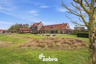 In een rustige en groene omgeving bevindt zich deze prachtige open bebouwing. De villa geniet van een uitstekende ligging met een...