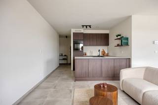 Geafficheerde prijs is excl. 12% registratierechten en 21% BTW. <br /><br />Ontdek ons instapklaar appartement op het project De Stadstuin te Ronse.<br />Alle appartementen in de res. Cronus hebben een E-peil lager dan E-20. Hierdoor geniet je 5 jaar lang van een volledige vrijstelling op jouw onroerende voorheffing. Meer weten? Contacteer ons vrijblijvend! <br /><br />Dit volledig afgewerkt nieuwbouwappartement is gelegen in de residentie Cronus, aan de Stadstuin in Ronse. Het appartement geeft uit, en heeft zicht over, een prachtig aangelegd stadspark van maar liefst 11ha. <br />Het appartement is volledig afgewerkt: de vloeren zijn geïnstalleerd, de keuken is volledig uitgerust met toestellen, het appartement is volledig geschilderd en zelfs de verlichtingsarmaturen zijn geïnstalleerd. Kortom: enkel jouw meubels verhuizen en je kan erin wonen. <br /><br />Ook om te verhuren is dit een uiterst geschikt appartement. <br /><br />De indeling van het appartement is als volgt: inkomhal met vestiaire, bergruimte, toegang tot de open eet- en leefruimte met daar de volledig ingerichte open keuken (vaatwas, spoelbak, kookplaat, dampkap, oven, frigo en kastruimte). Aan de leefruimte geeft de nachthal toegang tot de 2 slaapkamers, de badkamer met inloopdouche en lavabomeubel voorzien van spiegelkast, en een apart toilet met lavabo. Het appartement heeft via een ruim schuifraam toegang tot het terras.<br /><br />Bij het appartement kan een ondergrondse parkeerplaats worden aangekocht, al dan niet voorzien van een kelderberging. <br /><br />Het appartement is te bezoeken na afspraak met Margaux via margaux@vestadevelopment.be of telefonisch op het nummer 0468 144 407. Op basis van jouw wensen stellen we graag ook alternatieven voor.