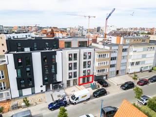 <strong>Koksijde: Luxueus nieuwbouwappartement met ruim terras en tuin vlak bij het centrum!</strong> <br />
<p><br />Ontdek dit stijlvolle appartement in het gloednieuwe woonproject residentie Isabella, gelegen in het hart van Koksijde.<br />Deze moderne residentie bevindt zich op wandelafstand van winkels, restaurants en het strand, en combineert een centrale ligging met rust en privacy.<br />Met zijn eigentijdse architectuur, duurzame materialen en oog voor detail biedt Residentie Isabella een exclusieve woonervaring aan de Belgische kust.<br /><br /><br /><strong>Indeling:</strong><br />Inkomhal, gastentoilet, berging met aansluiting voor wasmachine, badkamer met dubbele wastafel in meubel en douche, ruime leefruimte met open keuken en aangrenzend zongericht terras en tuin, 1 volwaardige slaapkamer.<br /><br /><br /><strong>Troeven:</strong></p>
<ul><li>Kleinschalig en rustig wonen met slechts 9 appartementen.</li><li>Optimale geluidsisolatie voor extra privacy.</li><li>Moderne energie-efficiëntie en ventilatiesysteem.</li><li>ruim zonneterras met aangelegde tuin.</li><li>Ondergrondse verdieping met parkeerplaatsen en bergingen.</li></ul>
<br /><strong>Meer informatie?</strong> Contacteer Christian op 058 51 23 23.