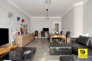 <p><span>Appartement de 3 chambres avec terrasse, rénové</span><span>avec</span><span>goût !</span><span><br />Ce magnifique appartement vient d'être rénové avec beaucoup de soin, dans le respect de la qualité et du bon goût. Ce véritable petit bijou de pas moins de 106 m² est situé au 2e étage d'un immeuble à petite échelle et bien entretenu, bénéficiant d'un emplacement central. L'appartement bénéficie d'un bon CPE, d'une installation électrique conforme, est exempt d'amiante et est disponible immédiatement. Idéal pour y vivre soi-même, mais également un excellent investissement ! Grâce à cet emplacement exceptionnel, vous profiterez non seulement d'une accessibilité optimale, mais aussi de quelques oasis de verdure et de calme à proximité immédiate. Le Bist à Wirlijk, la Fruithoflaan à Berchem ainsi que divers commerces, écoles et hôpitaux sont également à proximité. Ne manquez surtout pas cette belle opportunité !</span><span><br /><br />Hall d'entrée, pièce à vivre, cuisine & t débarras :</span></p><p><span>Dans le hall d’entrée équipé d’un vidéophone, le regard est immédiatement attiré par le magnifique parquet qui recouvre la quasi-totalité de l’appartement. Vous y trouverez également une grande armoire encastrée offrant un espace de rangement supplémentaire, mais qui abrite surtout les branchements pour votre lave-linge et votre sèche-linge, ce qui vous permet en quelque sorte de disposer d’une buanderie séparée. Le vaste espace de vie est baigné de lumière naturelle, ce qui accentue encore davantage la sensation d’espace, et est équipé d’un volet roulant. La cuisine ouverte s’intègre harmonieusement au salon, offre de nombreux plans de travail et "soft-close" de l’espace de rangement et est équipée d’appareils électroménagers de qualité bénéficiant encore de plusieurs années de garantie (plaque à induction, hotte aspirante, lave-vaisselle, four, réfrigérateur, congélateur).#</span><span>NewLine#<br />Véranda, chambres, salle de bains :</span><span><br />À l'arrière du bâtiment, encore plus calme, vous trouverez 3 chambres à part entière (environ 8,5, 9,5 et 14 m²) avec vue sur la terrasse. Votre repos et votre intimité sont toujours garantis. Les deux plus petites chambres se prêtent également parfaitement à l’installation d’un lit associé à une armoire. La salle de bains moderne et facile d’entretien comprend une douche à l’italienne/à effet pluie, un meuble-lavabo tendance, un miroir avec éclairage LED intégré, un radiateur sèche-serviettes et une ventilation mécanique. Les toilettes sont séparées.</span><span><br /><br />Cour intérieure, cave & garage :</span><span><br />Depuis la spacieuse chambre parentale, vous accédez à la terrasse conviviale dotée d’un débarras. L'endroit idéal pour prendre votre café et votre petit-déjeuner le matin, déguster un apéritif pétillant après une journée bien remplie ou organiser un barbecue convivial en famille ou entre amis. Si vous le souhaitez, vous avez la possibilité d’acquérir un garage en surface dans la Gemzenstraat toute proche (€ 32 000).</span></p><p><span><br />Atouts supplémentaires :</span></p><p><span>- Mobiscore 8,8/10</span></p><p><span>- 106 m² (cf. PEB)</span></p><p><span>- PEB B<br />- Vitrage à haut rendement</span></p><p><span>- Isolation du toit : 9 cm de PUR</span></p><p><span>- Installation électrique conforme</span></p><p><span>- Sans amiante</span></p><p><span>- Compteurs individuels hors eau (pas de charges mensuelles)</span></p><p><span>- Terrasse</span></p><p><span>- Luminaires inclus</span></p><p><span> </span></p>