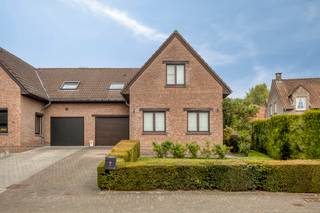 Cette élégante villa avec 3 chambres et bureau est située au centre de Sint-Pieters-Leeuw, dans un environnement résidentiel calme et verdoyant,...