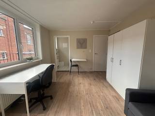 <span><span><strong>**Studio met ruim terras met prachtig uitzicht!**</strong></span><br /><br />Welkom in de Schapenstraat, de autoluwe straat die de verbinding vormt tussen het Damiaanplein en de Tervuursevest. De locatie is een uiterste troef, je bevindt je in de buurt van allerlei faculteiten en faciliteiten. De studio is te vinden op de vierde verdieping en komt volledig <strong>bemeubeld</strong>. Vanuit de leefruimte/slaapkamer heb je toegang tot een <strong>ruim terras</strong> met prachtig uitzicht op het Groot Begijnhof. Er is een aparte <strong>kitchenette</strong> en g<strong>eïnstalleerde badkamer</strong> aanwezig. <br /><br /></span><span><strong>Meer info of een afspraak ter plaatse? Aarzel niet en neem contact op via verhuur@connect-immo.be of 016 229 228</strong></span><br /><br />Onmiddellijk beschikbaar!<br />Huurprijs: €790 + €90 provisie voor verwarming, water en gemeenschappelijke lasten + elektriciteit/internet privatief af te sluiten<br /><span>EPC: 765kWh/m² - 1844415</span>