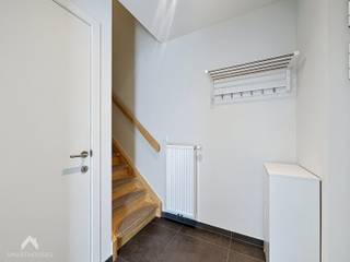 <p>Rustig gelegen alleenstaande woning (bouwjaar 2018) op een perceel van 552 m². De woning omvat een inkomhal met gastentoilet, een ruime lichtrijke leefruimte met volledig geïnstalleerde open keuken, een praktische berg- en wasruimte en een garage. Buiten geniet u van een zonnige zuidwestgerichte tuin met terras en tuinberging. Op de verdieping bevinden zich 3 slaapkamers, waarvan één met ingemaakte kasten, en een moderne badkamer uitgerust met een inloopdouche en dubbele lavabo.</p>
Troeven:<br /><br />
<ul>
<li>Energiezuinige woning (bouwjaar 2018)</li>
<li>8x zonnepanelen</li>
<li>Regenwaterput van 20000l en plaatsing ontkalker in 2024</li>
<li>Elektrische zonnescreens</li>
<li>Volledig geschilderd in 2025</li>
<li>Dubbele oprit en garage</li>
<li>Vlakbij alle voorzieningen (school, bakker, beenhouwer, vlotte verbinding autostrade)</li>
</ul>
<p>Deze woning is te koop ZONDER makelaar via het concept van Smart Houses! Verdere inlichtingen of bezoek? Contacteer rechtstreeks de eigenaar via 0479/45.25.86</p>