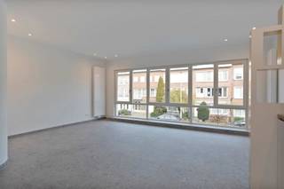<p><span>Renovated apartment in quiet green residential area near Rivierenhof</span></p>
<p><span>The apartment is located on the first floor and is easily accessible via an wide staircase. You enter the apartment through the entrance hall with cloakroom and guest toilet. The spacious living area is bright. The luxurious open kitchen is equipped with all the usual appliances. The apartment has two bedrooms (17 m2 and 8 m2). The modern bathroom is equipped with a walk-in shower and a double vanity. The south-facing terrace is a great place to relax. Furthermore, the apartment has a spacious laundry room and a basement storage room.</span></p>
<p><span>Surroundings: Quiet residential area, close to the Rivierenhof and within walking distance of stores.</span></p>
<p><span>Available from 15/7/2026</span></p>
<p><span>Details:<br /></span><span>- Low common charges: 35 EUR/month<br /></span><span>- Seperate meters for the utilities (water, gas, electricity and internet)<br />- Standard 3-6-9 contract</span></p>
<p><span> </span></p>