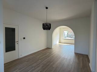 Dit ruim gelijkvloers éénslaapkamer appartement combineert ruimte, comfort en een centrale ligging in het hart van Oostende. Dankzij de aangelegde tuin + koer geniet u van een verrassende woonbeleving met veel licht en privacy.<br /><br />Gelegen in een centrale buurt van Oostende, dicht bij winkels, openbaar vervoer en alle dagelijkse voorzieningen. Alles wat u nodig hebt bevindt zich binnen handbereik, en het strand ligt op korte afstand.<br /><br />Dit appartement is perfect voor wie houdt van ruime, comfort én stadsleven, en tegelijk wil genieten van een instapklaar en opgefrist pand.<br /><br />€30/maand gemeenschappelijke kosten. Beschikbaar vanaf 15 juli 2026.<br /><br />Plan vandaag nog uw bezoek in.<br /><br />