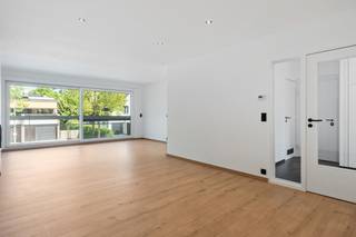 We treffen dit schitterend gerenoveerd en ruim appartement op de eerste verdieping van een goed onderhouden gebouw (zonder lift) in de residentiële wijk Elsdonk. Vanuit de ruime inkomhal met vestiaire hebben we toegang tot drie volwaardige slaapkamers, waarvan één uitgeeft op het fijne, zonnige zuid-terras. Er is een apart toilet en een badkamer met ligbad en lavabo. De woonkamer met sierhaard geeft langs een grote glaspartij uit op een balkon. Al het schrijnwerk, de terrassen en borstweringen werden trouwens eveneens recent gerenoveerd. Aansluitend treffen we de volledig uitgeruste keuken. Een achterliggende garagebox dient mee te worden gehuurd aan 80 euro/maand.<br />Kenmerken: - drie slaapkamers, -knappe lichtinval, -mooi EPC, -fijne buurt, -dak geïsoleerd, -mooi en volledig gerenoveerd, -condensatieketel, -lage gemeenschappelijke kosten (80 euro/maand), -garagebox, -…<br />Plannen en documentatie te vinden op www.reds.be. Voor extra info of een bezoek, contacteer Daniël via mail (daniel@reds.be) of telefoon (0475.25.30.64), dat mag trouwens gerust ook ’s avonds of in het weekend!