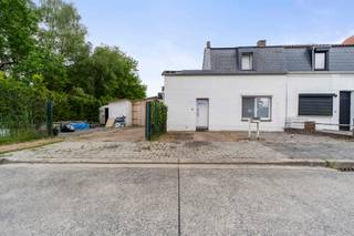 <p>Welkom in deze prachtige, recent gerenoveerde woning waar comfort, design en functionaliteit naadloos samenkomen. Gelegen in een rustige, aangename buurt in Genk, biedt deze woning alles wat u zoekt voor hedendaags wonen.</p>
<p>Bij aankomst valt meteen de strakke, moderne architectuur op, gecombineerd met een onderhoudsvriendelijke voortuin en ruime oprit met garage. De woning straalt klasse en eenvoud uit, met een tijdloze witte gevel en stijlvolle zwarte accenten.</p>
<p>Binnenin wordt u verwelkomd in een lichtrijke leefruimte waar grote raampartijen zorgen voor een overvloed aan natuurlijk licht. De open indeling creëert een aangename flow tussen de woonkamer, eetruimte en keuken — perfect voor zowel dagelijks comfort als gezellige momenten met familie en vrienden.</p>
<p>De keuken is modern en praktisch ingericht, met kwalitatieve materialen en voldoende opbergruimte. Hier kookt u met plezier terwijl u in contact blijft met uw gasten.</p>
<p>Op de verdieping bevinden zich ruime slaapkamers, ideaal voor een gezin of wie graag extra ruimte heeft voor een bureau of hobbykamer.</p>
<p>Buiten geniet u van een gezellige tuin waar rust en privacy centraal staan — dé plek om te ontspannen, te barbecueën of te genieten van zonnige dagen.</p>
<p>Moderne en energiezuinige afwerking</p>
<p>Instapklaar</p>
<p>Ruime oprit en garage</p>
<p>Lichtrijke leefruimtes</p>
<p>Gezellige, onderhoudsvriendelijke tuin</p>
<p>Rustige ligging nabij alle voorzieningen</p>
<p>Kortom, deze woning is een unieke kans voor wie op zoek is naar een stijlvolle thuis met alle hedendaagse comfort in het hart van Genk.</p>
<p>📞 Interesse? Contacteer ons vandaag nog voor een bezichtiging en laat u verrassen door deze topper!</p>