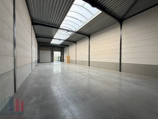 Nieuwbouw KMO-unit te huur met een oppervlakte van 305 m², gelegen te Dentergem in het <strong>KMO-park "RIVA"</strong>. Deze locatie profiteert van een uitstekende bereikbaarheid en visibiliteit, centraal in de driehoek Tielt-Deinze-Waregem.<br /><br />De casco KMO-unit heeft een vrije hoogte van 6 meter en beschikt over een lichtstraat met RWA-koepel, polybetonvloer en sanitaire voorziening. Daarnaast bevinden zich aan de voorgevel grote raampartijen, ideaal voor het inrichten van een extra kantoor- of showroomruimte. De loods is perfect geschikt voor uiteenlopende activiteiten, van opslag en productie tot commerciële toepassingen, waardoor ondernemers veel flexibiliteit hebben. Tevens zijn er 3 privatieve parkeerplaatsen voorzien. <strong>Onmiddellijk beschikbaar.</strong><br /><br />Contacteer <strong>PANORAMA B2B</strong> voor gedetailleerde informatie, bouwplannen, of om een vrijblijvend bezoek te plannen via het nummer <strong>0477 02 09 02</strong>.