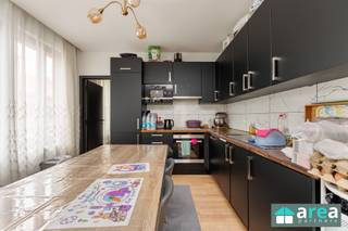 <p><span>Appartement op de Zandvlietstraat 1 te Antwerpen</span></p><p><span>Dit instapklare appartement op de eerste verdieping aan de Zandvlietstraat 1 te Antwerpen combineert comfort, ruimte en een uitstekende ligging. Gelegen nabij winkels, scholen, openbaar vervoer en belangrijke invalswegen geniet u hier van een vlotte verbinding naar het centrum van Antwerpen en omliggende gemeenten.</span></p><p><span>Troeven:</span></p><ul><li><span>3 volwaardige slaapkamers</span></li><li><span>Bewoonbare oppervlakte van 107 m²</span></li><li><span>Ruim terras van 62 m²</span></li><li><span>Balkon</span></li><li><span>Volledig gerenoveerd interieur</span></li><li><span>Geïnstalleerde keuken</span></li><li><span>EPC-label C</span></li><li><span>Instapklaar</span></li><li><span>Veel natuurlijke lichtinval</span></li></ul><p><span>Indeling:</span></p><p><span>Via de inkomhal betreedt u de ruime leef- en eetruimte, die dankzij de grote raampartijen geniet van een aangename natuurlijke lichtinval. Aansluitend bevindt zich de volledig geïnstalleerde keuken. Verder beschikt het appartement over drie volwaardige slaapkamers en een moderne badkamer voorzien van een douche.</span></p><p><span>Een absolute troef van deze eigendom is het ruime terras van maar liefst 62 m², aangevuld met een balkon. Deze buitenruimtes bieden tal van mogelijkheden om te ontspannen, gasten te ontvangen of te genieten van zonnige dagen in alle rust.</span></p><p><span>Dankzij de volledige renovatie van het interieur, de praktische indeling en het gunstige EPC-label C is dit appartement volledig instapklaar en ideaal voor zowel eigen bewoning als investering.</span></p><p><span>Voor meer informatie kan u terecht bij Area Partners: <span>info@area.be</span></span><span> of 03/284.60.60.</span></p>