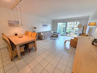 Zeer goed onderhouden appartement in de Residentie Europan te De Panne. U geniet een centrale ligging op het Esplanadeplein op enkele stappen van zee en op korte afstand van het commercieel centrum. Het appartement bevindt zich op de 3de verdieping en biedt u: inkomhal met vestiairekast, woonkamer met open keuken en toegang tot het terras met een streep zijdelings zeezicht, nachthal met 2 slaapkamers, berging, wc, badkamer met douche en lavabo en 2de badkamer met ligbad, lavabo en extra wc. Bijhorende kelder in de ondergrondse en mogelijkheid tot aankoop van een dubbele parkeerplaats op niveau -2. Gebouw met basis vloerverwarming tijdens de wintermaanden. Overname meubelen bespreekbaar.