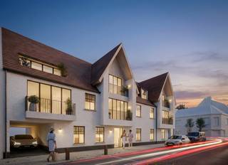 <span><span><em><strong>Zeer groot 2-slaapkamerappartement in Villa Grace – met ruime praktische zolderruimte, Dorpsstraat</strong></em></span></span><br /><br />Dit ruime appartement op de tweede verdieping beschikt over een lichtrijke woonkamer met open leefkeuken, twee slaapkamers met een badkamer en een apart toilet, en een praktische bergruimte waardoor u geniet van een doordachte indeling en alle hedendaags wooncomfort.<br /><br />De leefkeuken geeft uit op uw terras en biedt een aangename plek om te ontspannen en te genieten.<br /><br />Bovendien beschikken alle appartementen op de tweede en bovenste verdieping van Villa Grace over een dergelijke royale zolderruimte, praktisch en slim ingericht zodat u maximaal van de beschikbare ruimte kunt profiteren.<br /><br /><span><span><em><strong>Interesse?</strong></em></span></span><br />Bent u benieuwd naar dit appartement en wenst u meer informatie Neem contact op met Immo NANO via 050 60 60 78 of info@immonano.be
