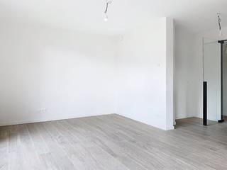 Tour &amp; Taxis - Dit moderne twee-slaapkamerappartement is een BEN - woning op de 2de verdieping en heeft een bewoonbare oppervlakte van ± 93 m² en een terras van ± 8 m². De gemeenschappelijke kosten, onder de vorm van een provisie, bedragen 200,00 EUR/maand en dienen voor het onderhoud van de gemeenschappelijke delen &amp; verwarming.Indeling van het appartement:Inkom - volledig geïnstalleerde keuken - leefruimte - eetruimte - gastentoilet - berging - slaapkamer 1 - badkamer - slaapkamer 2 - opbergruimteOnmiddellijk beschikbaar! Bezoekaanvragen via onze site DEWAELE.com! Parking niet inbegrepen.Dit moderne nieuwbouwappartement op de 2e verdieping in Tour &amp; Taxis biedt een comfortabele en stijlvolle woonervaring. Het beschikt over een ruime woonkamer met veel lichtinval, een moderne keuken, twee slaapkamers , en een badkamer met douche en bad! Een terras van 8m² op het zuidwesten is een extra troef.Het appartement is voorzien van driedubbele beglazing, een ventilatiesysteem D, en een ondergrondse fietsenberging. De locatie in Tour &amp; Taxis is ideaal, met een breed scala aan voorzieningen en goede bereikbaarheid.