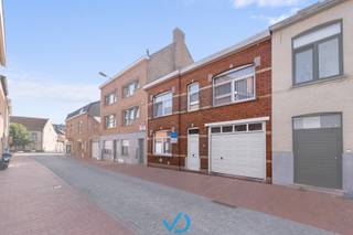 - OPENDEURDAG: zaterdag 13/12/2025 van 10u tot 12u -<br /><br />In de Goudenhoofdstraat, in het hart van Poperinge, vinden we deze verzorgde en instapklare stadswoning terug. Dankzij de uitstekende ligging bevindt alles zich op wandelafstand: scholen, winkels, openbaar vervoer en andere voorzieningen bereik je binnen vijf minuten.<br /><br />We betreden de woning via de inkomhal en komen meteen in de ruime leefruimte terecht, die naadloos overgaat in de volledig uitgeruste keuken met een aangenaam zicht op de gezellige koer. Verder vinden we op het gelijkvloers nog een gang met toegang tot de garage met automatische poort, diverse opbergruimtes en een gastentoilet.<br /><br />Op de eerste verdieping bevinden zich twee volwaardige slaapkamers en een comfortabele badkamer, voorzien van een ligbad met douchescherm, dubbele wastafel, toilet en bidet. De vaste trap brengt ons tot slot naar een derde slaapkamer of polyvalente zolderruimte.<br /><br />De woning is volledig instapklaar en goed onderhouden, dit resulteert in een EPC-label D (geen renovatieverplichting) en een conforme elektrische keuring. Momenteel is de woning verhuurd, wat hem ook interessant maakt als investering.<br /><br />Ben je op zoek naar een eerste woning of een rendabele investering in het centrum van Poperinge? Contacteer ons vandaag nog en ontdek zelf de troeven van deze eigendom!