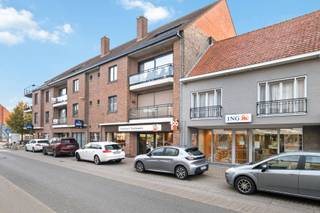<p>Op zoek naar een gezellig en energiezuinig appartement op een centrale locatie? Dit aangename dakappartement in het centrum van Oostkamp combineert comfortabel wonen met een praktische indeling en een gezellig terras om heerlijk te ontspannen.</p>
<p>De ruime en lichtrijke woonkamer sluit naadloos aan op de open keuken en vormt het ideale decor voor gezellige momenten met familie en vrienden. Daarnaast beschikt het appartement over twee slaapkamers, een badkamer en een praktische berging voor extra opbergruimte.</p>
<p>Een absolute troef is het gezellige terras, waar u in alle rust kunt genieten van een zonnig moment of een ontspannen avond buiten.</p>
<p>Met een EPC-label B geniet u bovendien van een energiezuinige woonst. Op het gelijkvloers is er een gemeenschappelijke fietsenberging voorzien, handig voor wie zich graag met de fiets verplaatst.</p>
<p>Dankzij de centrale ligging bevinden winkels, horeca en andere dagelijkse voorzieningen zich op korte afstand.</p>
<p>De troeven op een rij:</p>
<ul>
<li>Energiezuinig wonen met EPC-label B</li>
<li>Gelegen in het centrum van Oostkamp</li>
<li>Ruime woonkamer met open keuken</li>
<li>Twee slaapkamers</li>
<li>Gezellig terras</li>
<li>Badkamer en praktische berging</li>
<li>Gemeenschappelijke fietsenberging op het gelijkvloers</li>
</ul>
<p>Een ideale woonst voor wie op zoek is naar een combinatie van comfort, energiezuinigheid en een centrale ligging!<br />Voor verdere info of een bezoek, contacteer Bruno 0496 234126 of bruno.vanthuyne@acasa.immo</p>