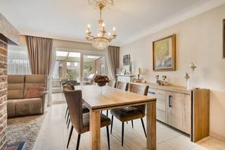 Ontdek deze gezellige halfopen bebouwing op een rustige, ligging in het hart van Desselgem. Het huis beschikt over 4 kamers, een aangename tuin...