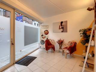 <p><span>Handelspand op goede ligging van centrum Roeselare.</span></p><p><span> </span></p><p><span>Het pand is als volgt ingedeeld:</span></p><p><span> </span></p><p><span>-Inkomruimte met mogelijkheid tot onthaalbalie.</span></p><p><span>-3 kantoorruimtes waarvan 1 met aparte wachtzaal. </span></p><p><span>-Apart toilet. </span></p><p><span>-Bureel met opslagruimte + uitweg achteraan. </span></p><p><span> </span></p><p><span>Daarnaast is het pand makkelijk bereikbaar met voldoende parkeergelegenheden nabij. </span></p><p><span> </span></p><p><span> </span></p><p><span>Onmiddellijk beschikbaar. </span></p><p><span> </span></p><p><span> </span></p>